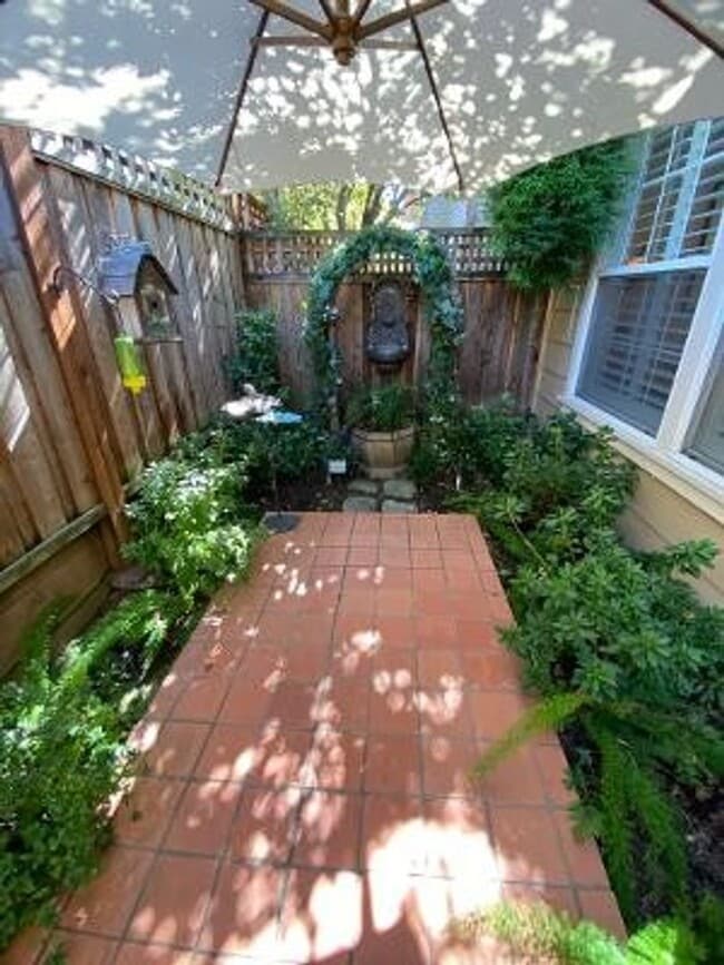 Building Photo - 3 Bed 3.5 Bath + Loft, In Downtown Danvill...