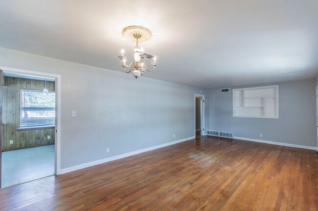 Building Photo - Stylish & Spacious 3-Bed Home