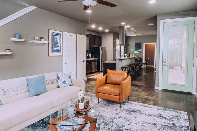 Building Photo - 2002 Rosewood Ave