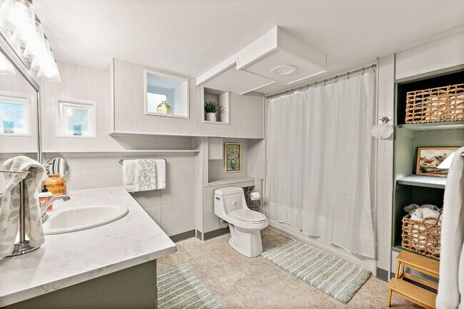 Building Photo - Spacious 4 Bed Lakewood Home w/ 2 Kitchens...
