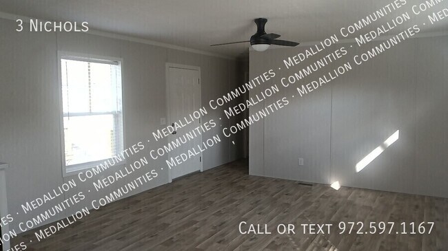 Building Photo - 3 Nichols-