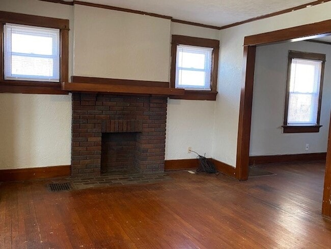 Building Photo - A charming three bedroom, one bathroom sin...