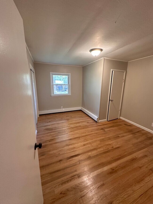 Building Photo - 3 bedroom single family house with attache...