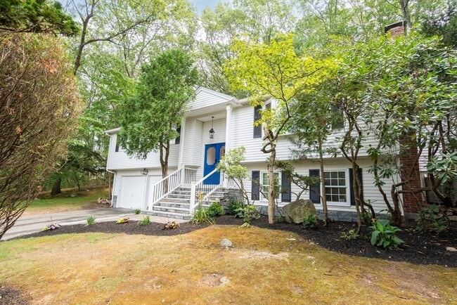 Building Photo - 10 Pinewood Cir