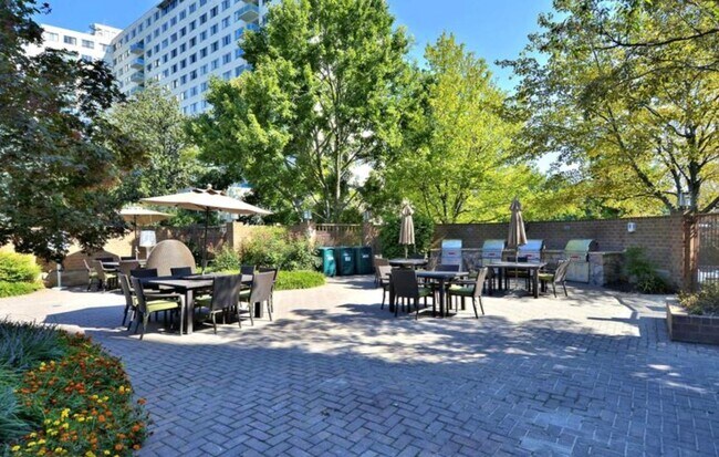 Building Photo - Spacious 2BD/1BA Condo with Glorious Views!