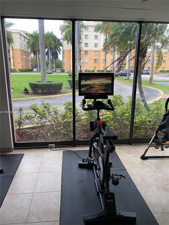 Building Photo - 9300 Fontainebleau Blvd