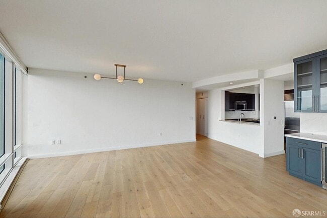 Building Photo - 425 1st St