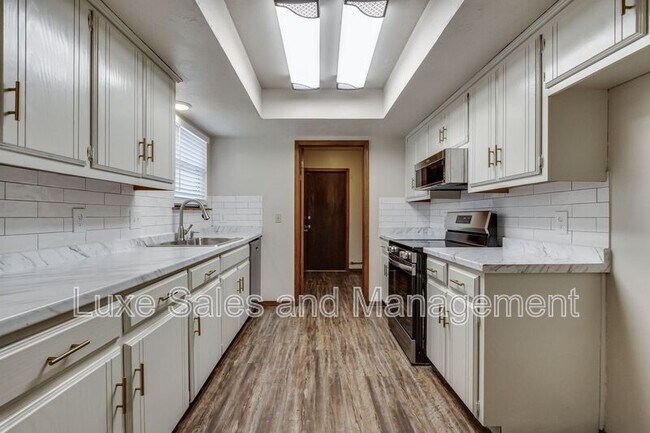 Building Photo - 1705 N Gleason Ave