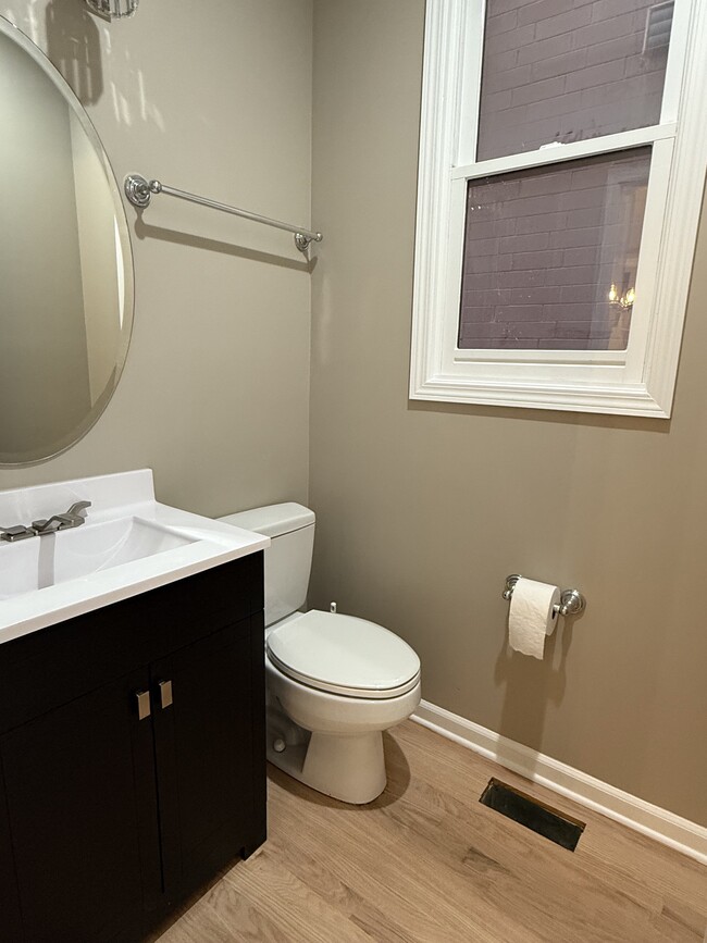 Powder Room - 4211 S Ellis Ave