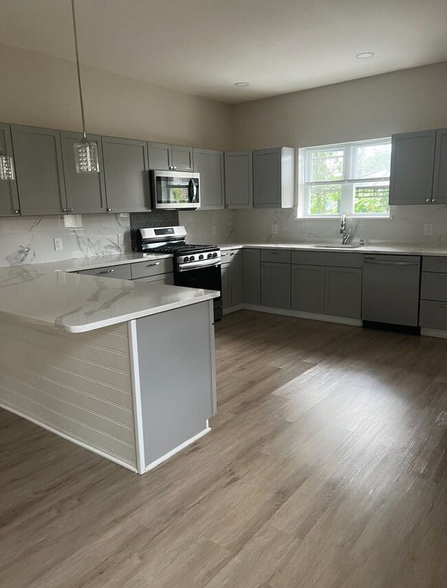 Building Photo - Renovated 3 Bedroom 3 Bathroom Single Fami...