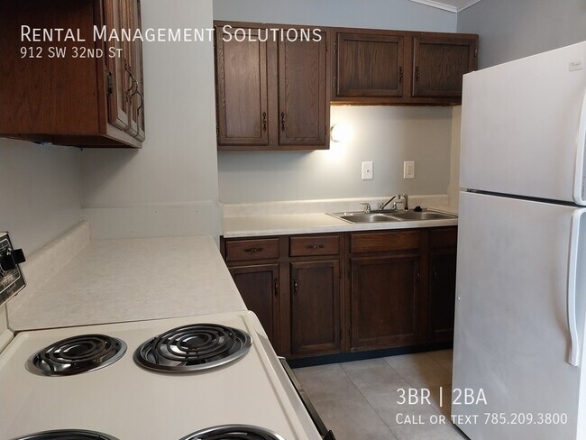 Building Photo - *BONUS LIVING ROOM* 912 SW 32nd St- 3 BED/...