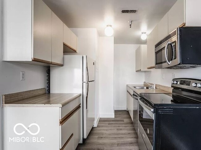 Building Photo - 230 E 9th St