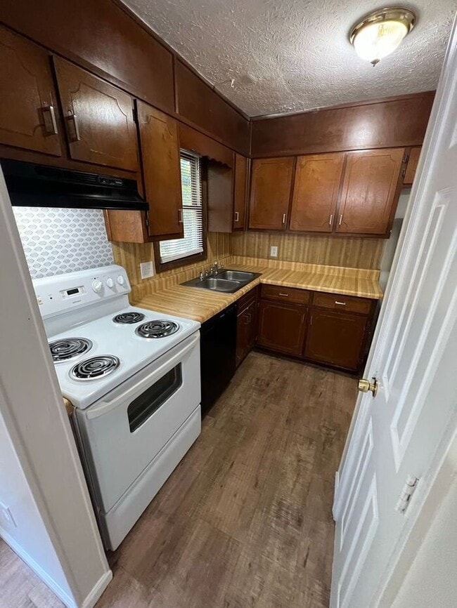 Building Photo - Lawrenceville 2 bedroom Townhome now ready!