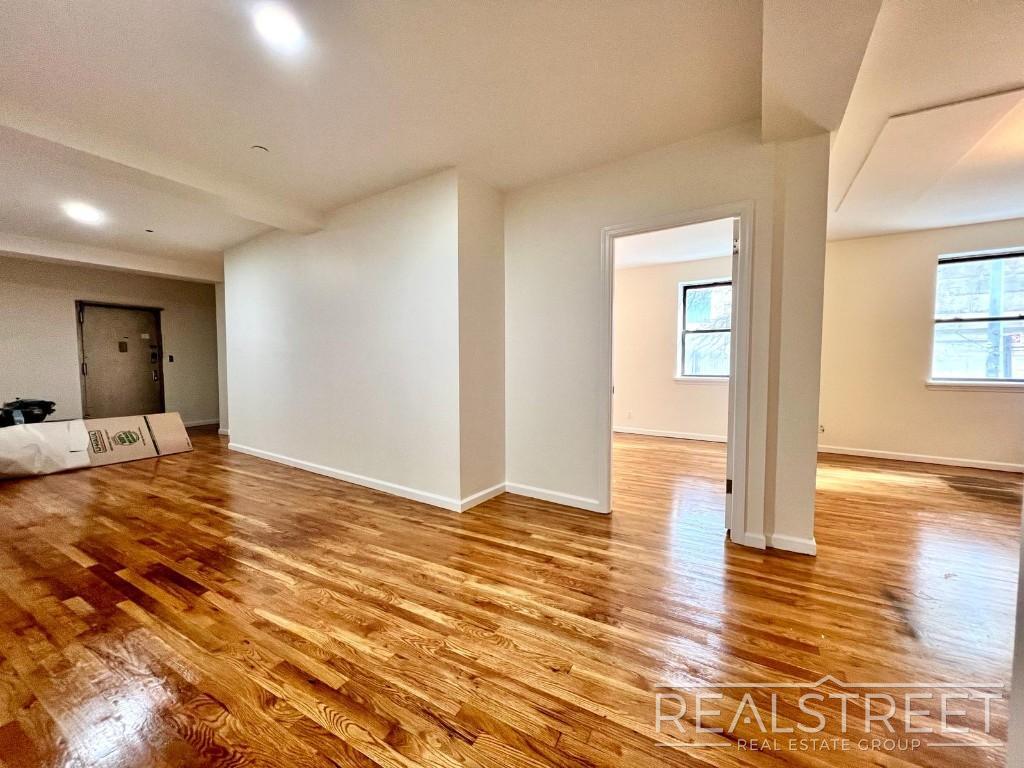 Building Photo - Spacious 2 Bedroom in Williamsburg!