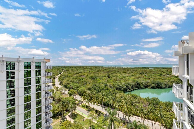 Building Photo - 1121 Crandon Blvd