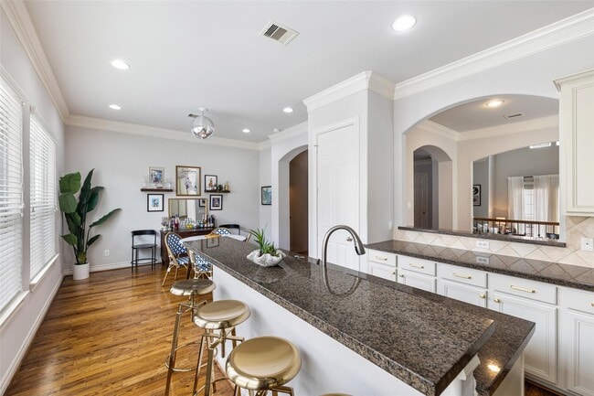 Building Photo - 2712 Sherwin St