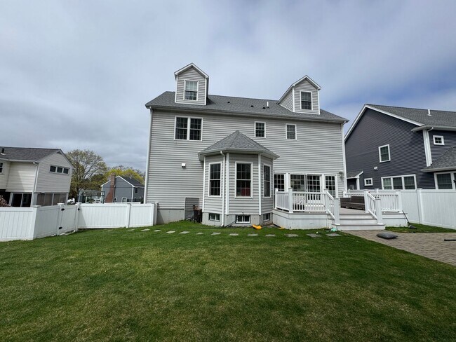 Building Photo - Waltham 3 bed 2.5 Bath