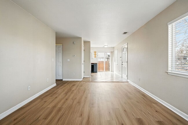 Building Photo - Updated Home in Sunnyside!