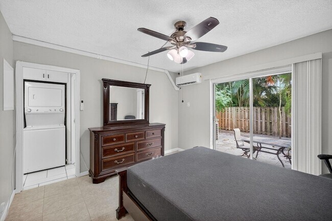 Building Photo - 2624 NE 30th Pl