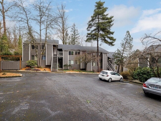 Building Photo - Beautiful 3 bedroom unit near in Lake Oswe...