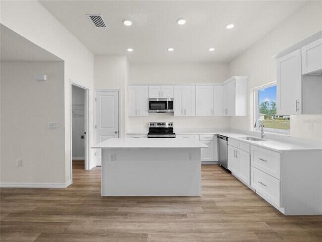 Building Photo - 5255 Farmington Ave