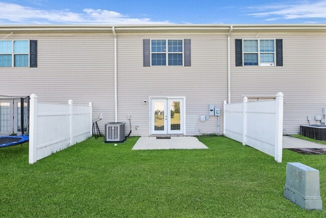 Building Photo - Charming 3-Bed Townhome in Prime Richmond Hill Location!