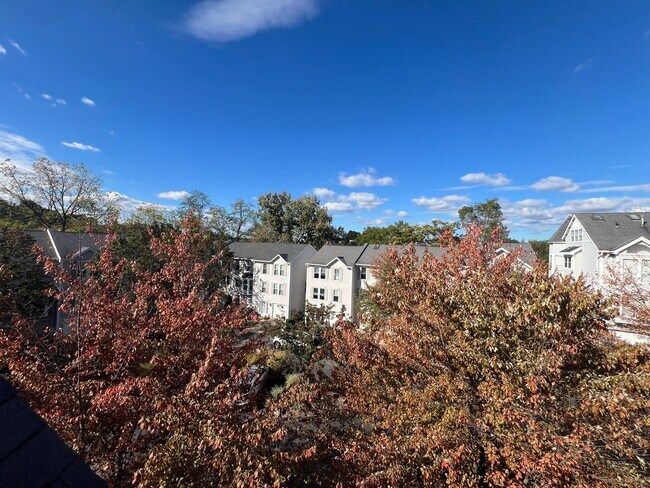 Building Photo - Beautiful 3 Bed/ 3 Bath Townhome in Privat...