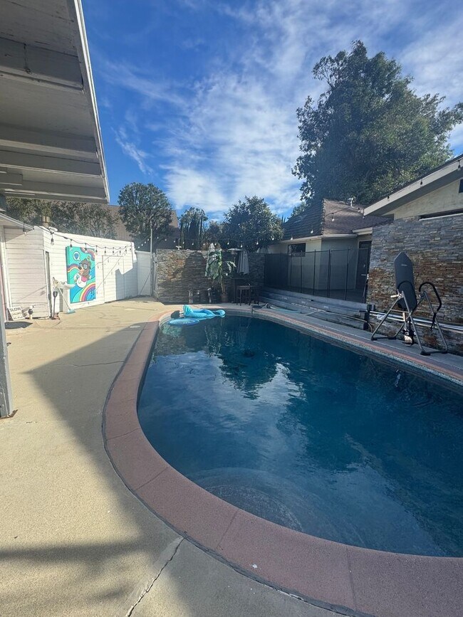 Building Photo - Spacious 3BR House in Woodland Hills