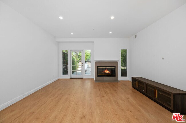 Building Photo - 622 Palisades Dr