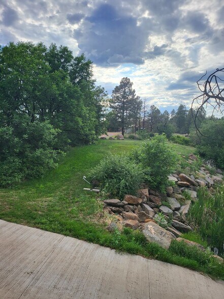 Building Photo - 880 Rockcrest Dr
