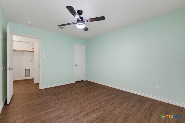 Building Photo - 913 Ashwood Dr