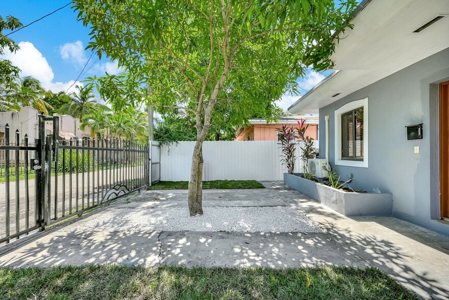 Building Photo - 6430 NE 1st Ct