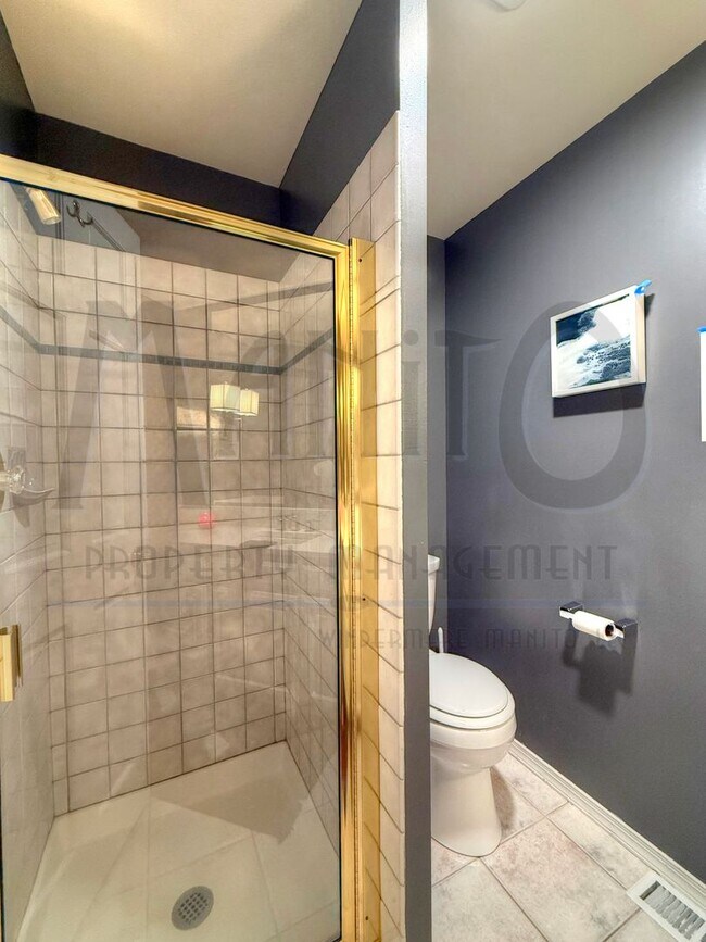 Building Photo - Elegant & Sprawling South Hill Home