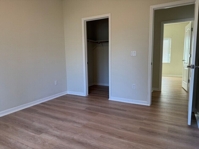 Building Photo - 5 bedroom home in W. Roseville. No carpet!