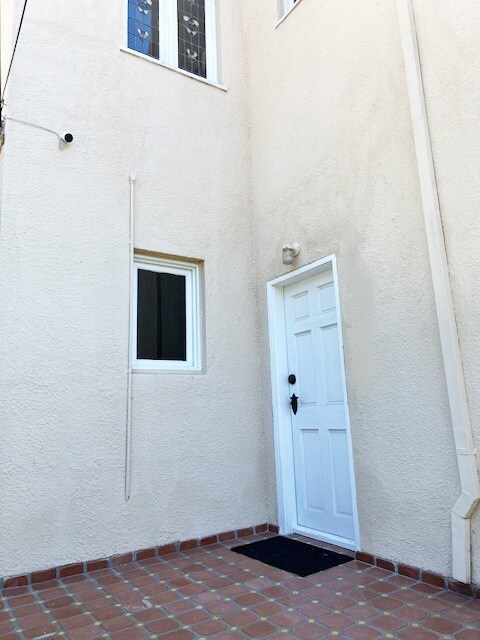 Entrance lower level - 6123 Scenic Ave
