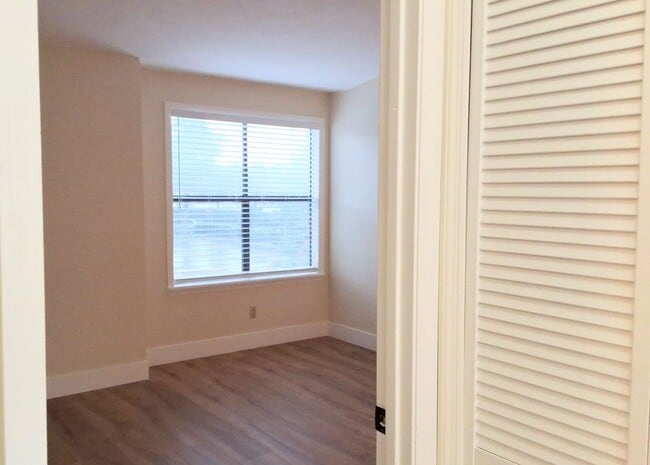 Building Photo - 1/1 Second Floor Remodeled Condo X Rent In...
