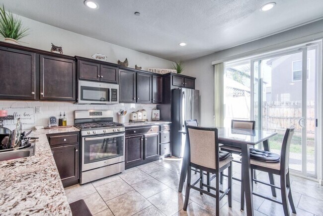 Building Photo - Beautiful 3/2.5 near Clovis East