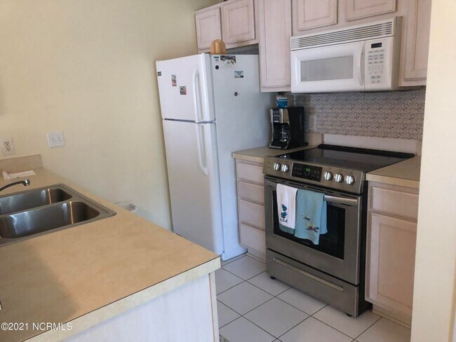 Building Photo - FULLY FURNISHED CONDO in sought-after Sea Trail subdivision!