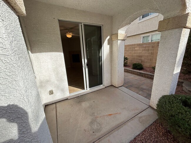 Building Photo - Gorgeous 3Bed/2.5Bath/2Car, 2-Story Home located in Loretta Bay