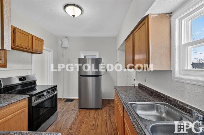 Building Photo - 1434 Kedron St