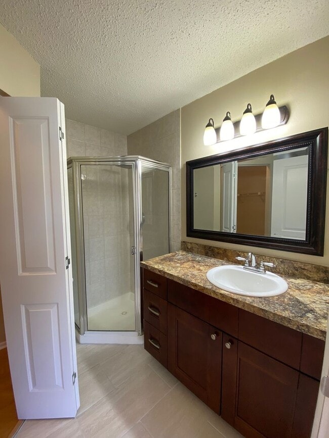 Building Photo - RENT SPECIAL-Regency Park at Lake Mary Corner Unit with Wrap-Around Balcony!