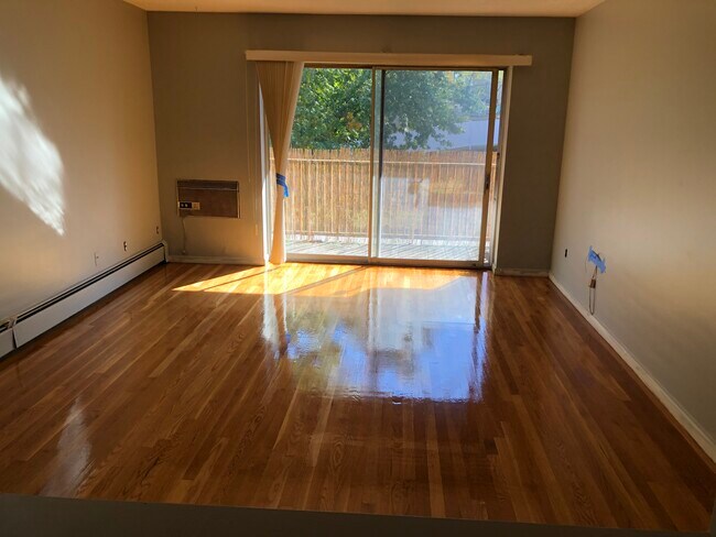 Building Photo - 250 Spring St