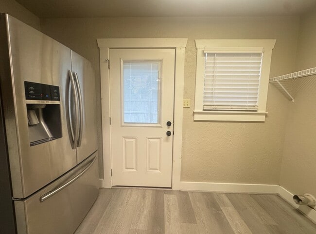 Building Photo - 510 W 6th St