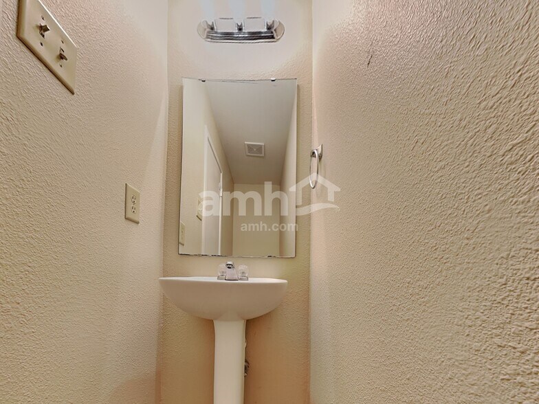 Building Photo - 1420 Dowell St