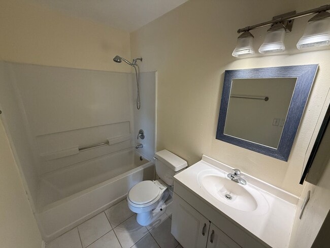 Building Photo - 2 Bed/2 Bath 1st Floor condo at Lancelot W...