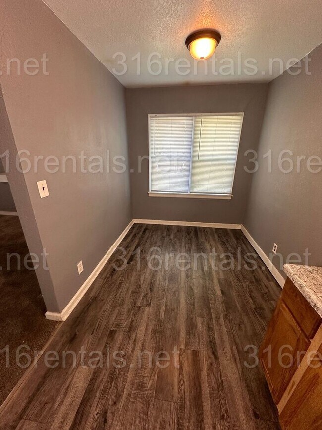 Building Photo - $525 - 1 bed 1 bath - Duplex