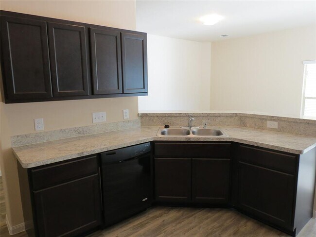 Building Photo - 318 Lake View Dr