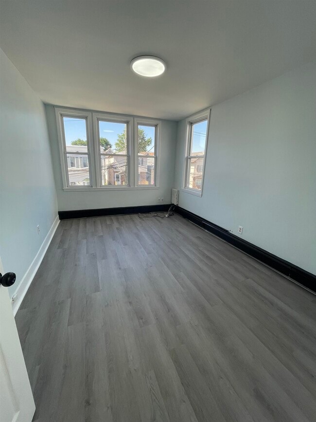 Building Photo - 27 E 46th St