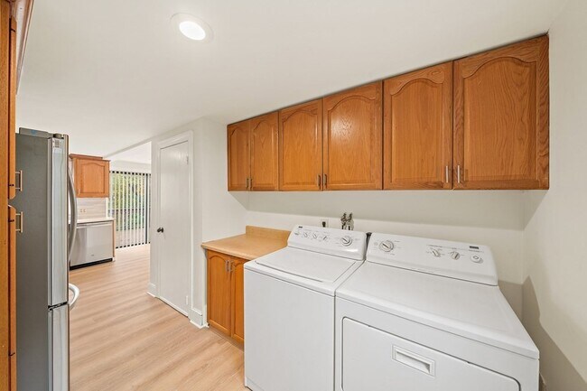 Building Photo - 11 Suban Pl