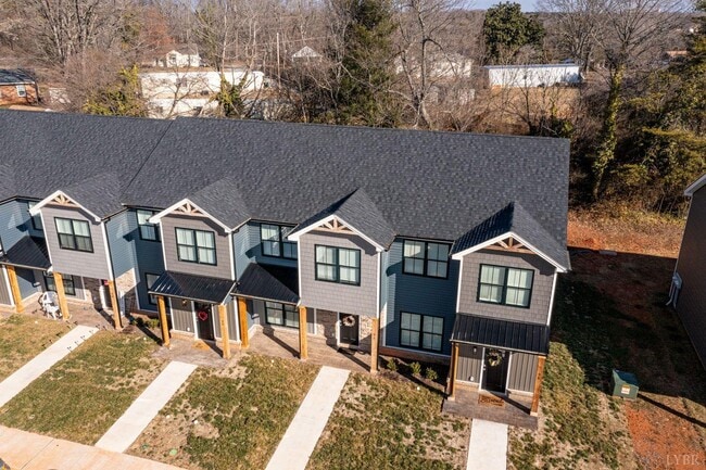 Building Photo - 16 Villa Ct